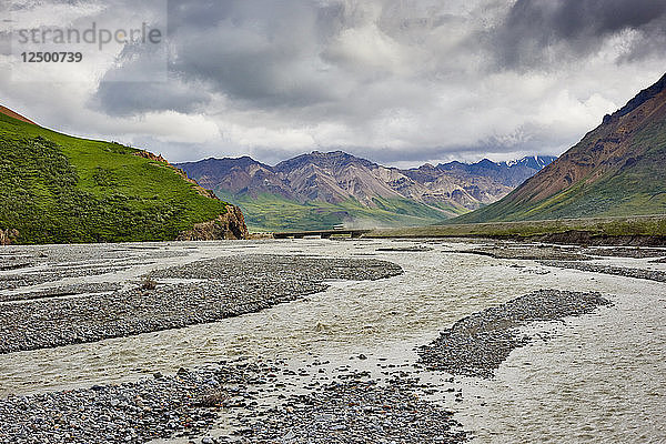 Blick auf einen Fluss gegen Sturmwolken im Denali National Park  Alaska