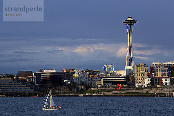 Segelboot in der Nähe von Seattle mit Blick auf die Space Needle  Washington State  Vereinigte Staaten