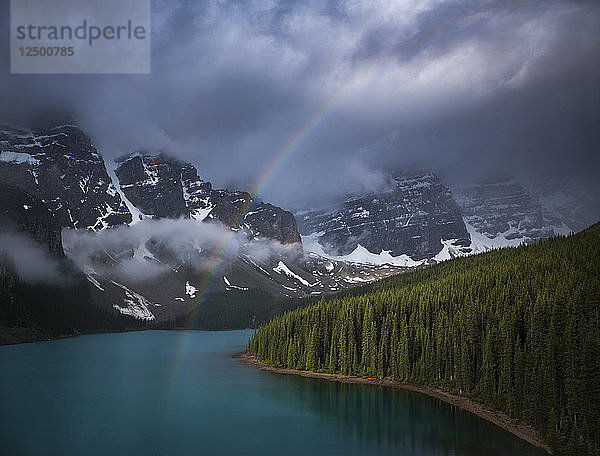 Regenbogen über einem Moränensee im Banff National Park  Kanada