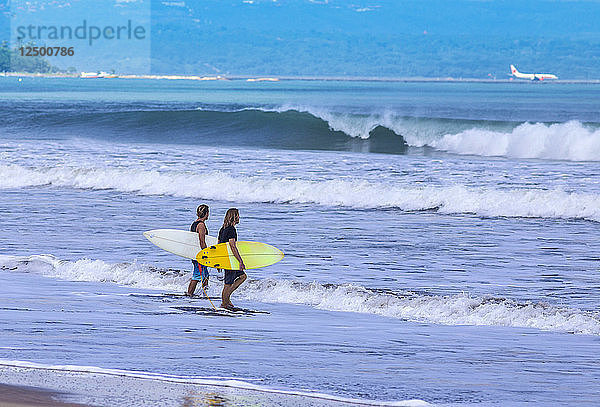 Surfer an einem Strand  Bali  Indonesien.