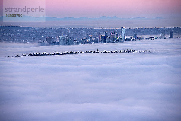 Nebelinversion über dem Stadtzentrum von Vancouver und dem Stanley Park. Vancouver  Britisch-Kolumbien