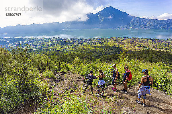 Menschen beim Wandern in den Bergen der Bali-Inseln  Indonesien