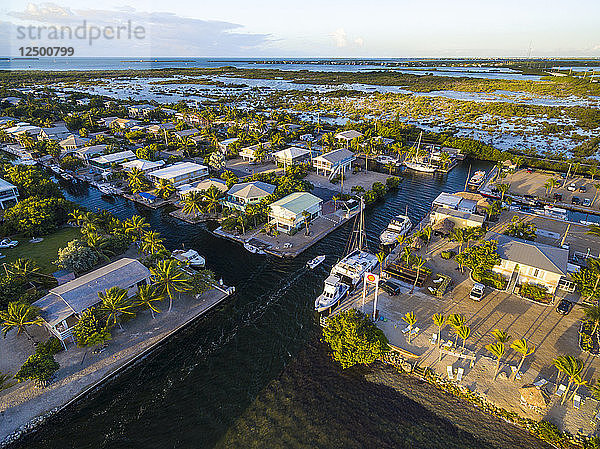 Luftaufnahme von Miami Beach mit Häusern und Hafen