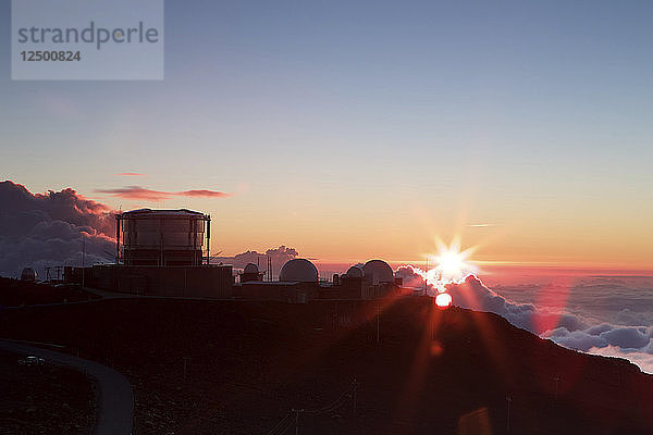 Beeindruckender Sonnenuntergang auf dem Dach der Welt