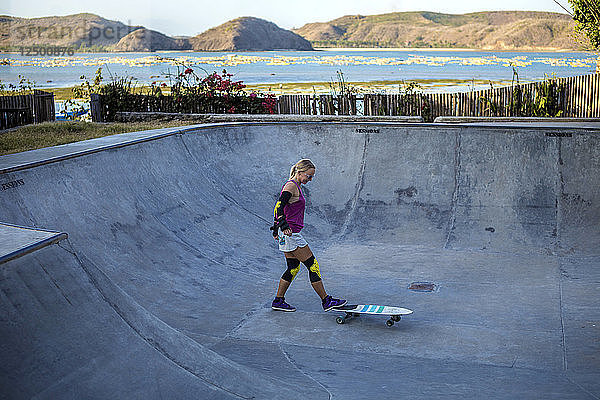 Surf-Skating im Pool am Meer. Insel Lombok. Indonesien.