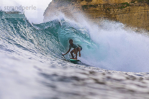 Surfer auf einer Welle.