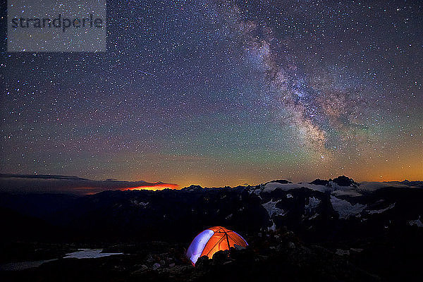 Schöne Nacht und Camping unter einer Milchstraße