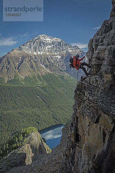 Person klettert den Mount Temple in Alberta  Kanada  hinunter