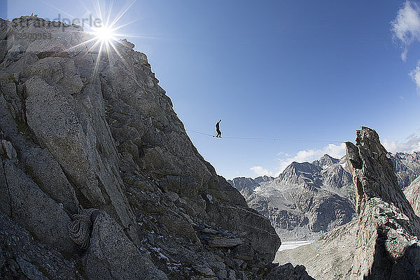Alpine Highline Project in den Schweizer Alpen oberhalb des Monte Forno-Gletschers.