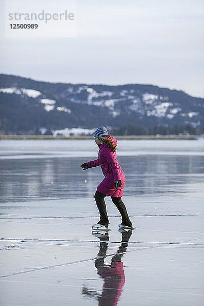 Ein Teenager-Mädchen Schlittschuhlaufen auf dem gefrorenen Rand des Pend Oreille River in Sandpoint  Idaho