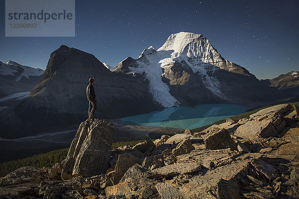 Ein Mann mit Blick auf den Gletschersee im Mount Robson Provincial Park  Kanada