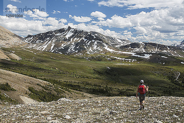 Distant View of Person stehend auf der Spitze des Mosquito Mountain