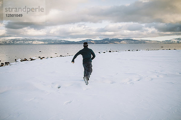 Ein Mann läuft im Lake Tahoe