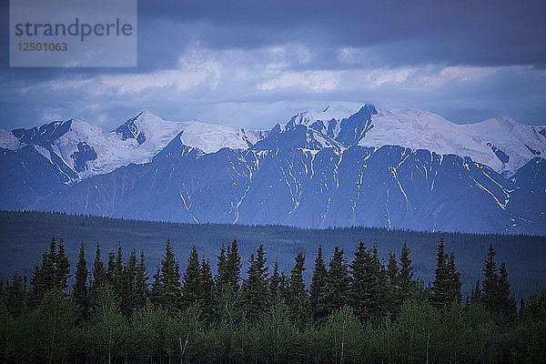 Blick auf die Rocky-Mountain-Landschaft in Kluane  Kanada