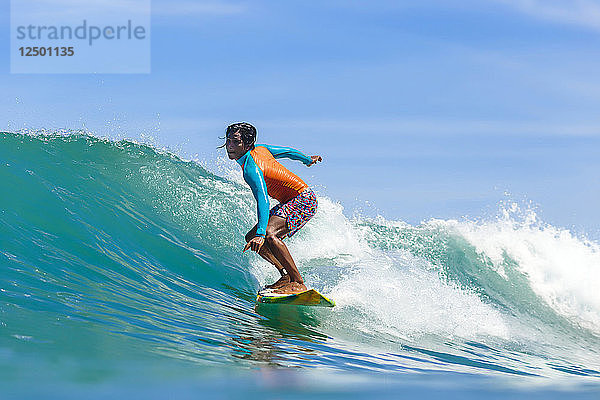 Surferin auf der Welle