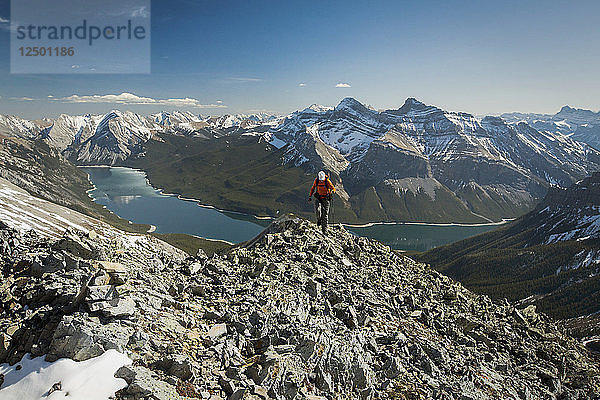 Mann beim Wandern am Mount Aylmer  Banff National Park