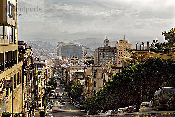 Straße auf einem Hügel in San Francisco  Kalifornien  Vereinigte Staaten