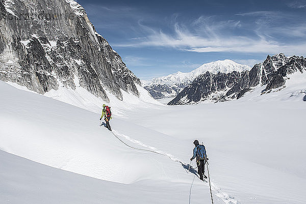 Zwei Personen beim Klettern auf dem Pika-Gletscher im Denali-Nationalpark