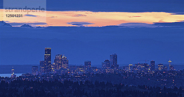 Skyline von Seattle in der Abenddämmerung  Washington State  Vereinigte Staaten