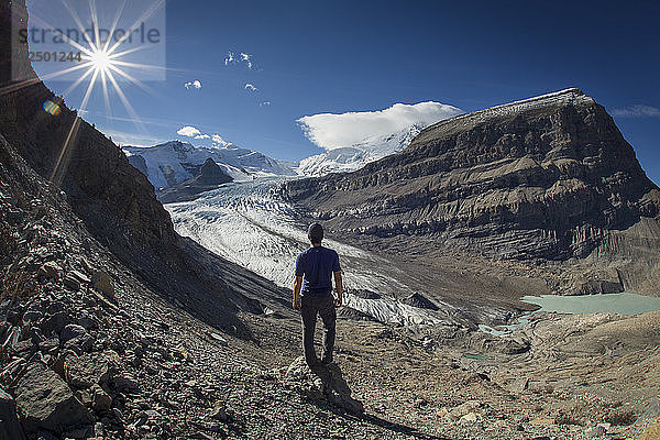 Rückansicht eines Mannes mit Blick auf den Gletscher im Mount Robson Provincial Park  British Columbia  Kanada