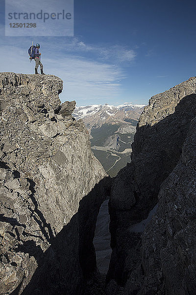 Wanderer  der auf einem Felsen steht und den Rocky Mountain in Alberta  Kanada  erkundet