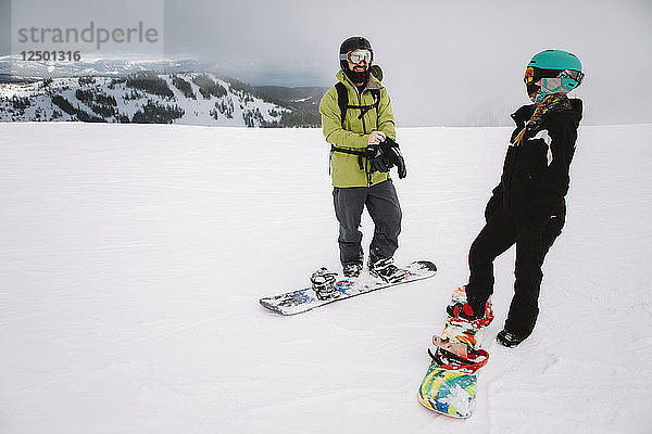 Ein Paar beim Snowboarden in Lake Tahoe