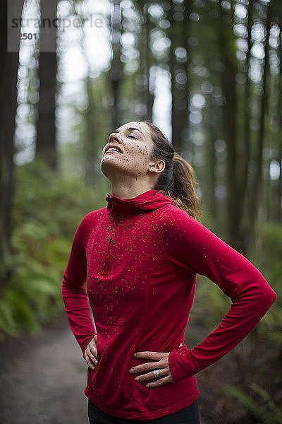 Porträt einer Trail-Läuferin mit Schlamm im Gesicht