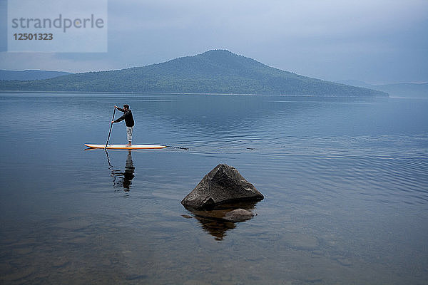 Ein vierzigjähriger Mann paddelt in der Black Bear Cove am Aziscohos Lake in Lincoln Plantation  Maine.