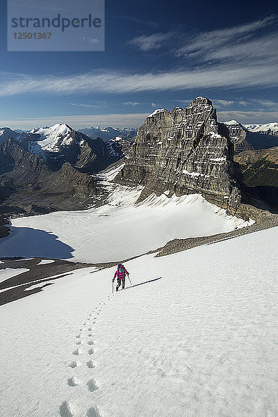 Wanderer erkunden den Cirrus Mountain in Alberta  Kanada