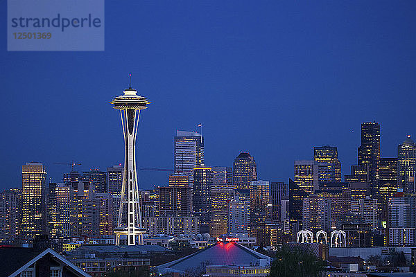 Skyline von Seattle mit Space Needle bei Nacht  Washington State  Vereinigte Staaten
