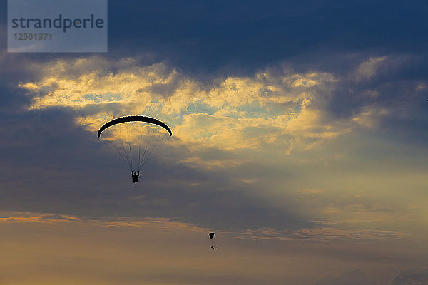 Gleitschirmpiloten prüfen einen neuen Gleitschirmflieger-Spot auf dem Berg Mantar  West-Sumbawa  Indonesien.