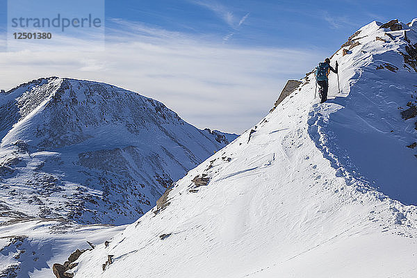 Myl?®ne Jacquemart besteigt den Ostgrat des Trico Peak  San Juan National Forest  Colorado.