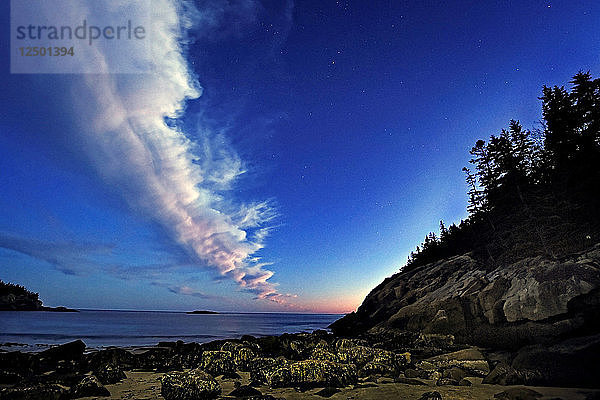 Einige Sterne in der Abenddämmerung am Sand Beach im Acadia National Park  Maine.
