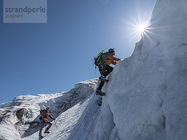 Bergsteiger beim Klettern durch den Coleman-Eisfall am Mount Baker