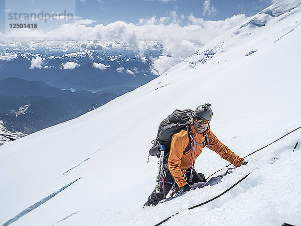 Männlicher Bergsteiger auf dem Parkgletscher am Mount Baker