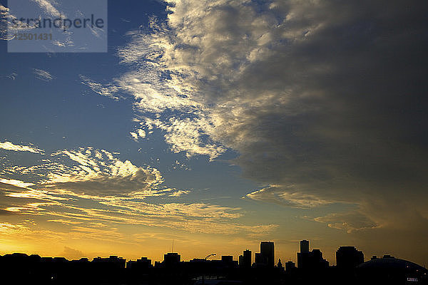 Silhouette der Skyline von Seattle bei Sonnenuntergang  Washington State  Vereinigte Staaten