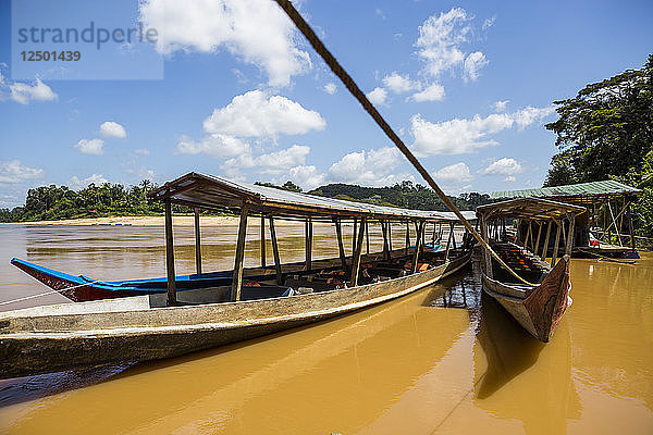 Lange Holzboote auf einem Fluss im Taman Negara-Nationalpark in Malaysia.