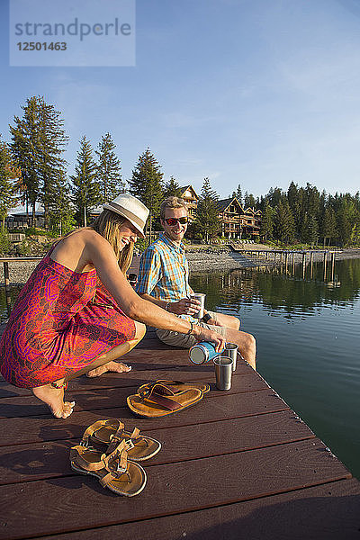 Paar hängt auf einem Dock am Lake Pend Oreille  Sandpoint  Idaho  ab