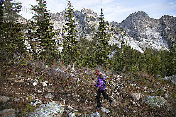 Eine Frau Trail Running in der Drinnon Pass Bereich der Valhalla Provincial Park  Kanada