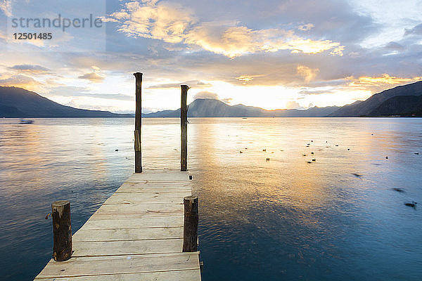 Aussicht auf den Atitlan-See von einem Dock in Panajachel  Solola  Guatemala