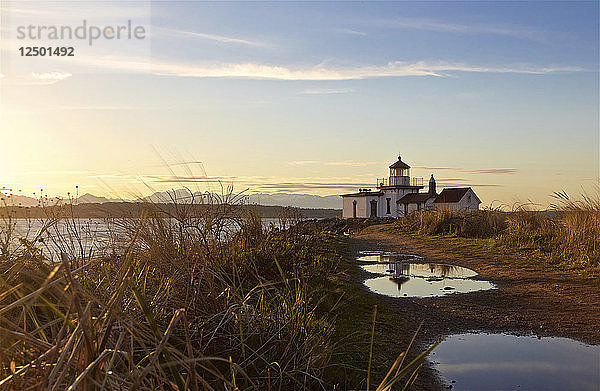 Discovery Park-Leuchtturm bei Sonnenuntergang  Seattle  Bundesstaat Washington  Vereinigte Staaten