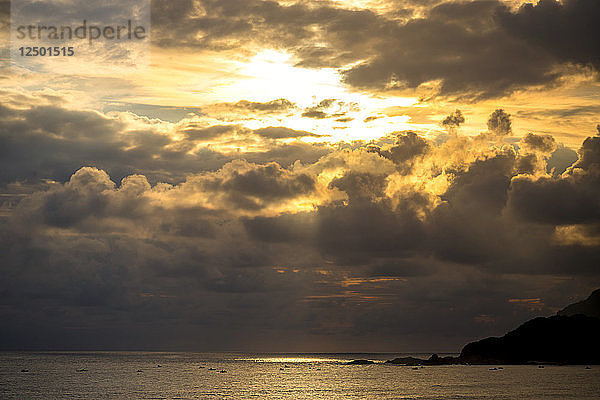 Sonnenuntergang über dem Indischen Ozean  Kuta  Lombok  Indonesien