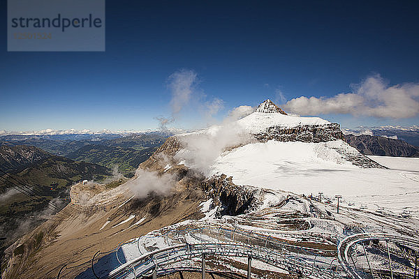 Verschneiter Berggipfel in Les Diablerets  einem idyllischen Bergdorf im Herzen der Waadtländer Alpen in der Schweiz