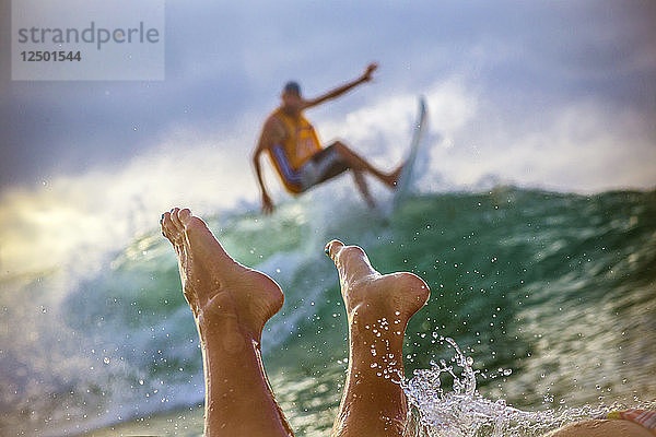 Surfen auf einer Welle.