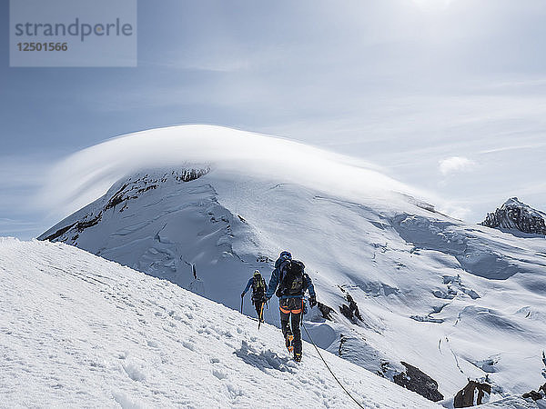 Zwei Bergsteiger wandern vom Gipfel des Colfax Peak