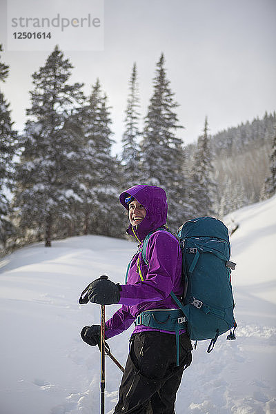 Eine Frau fährt auf Skiern die Boreas Pass Road hinunter  White River National Forest  Colorado.