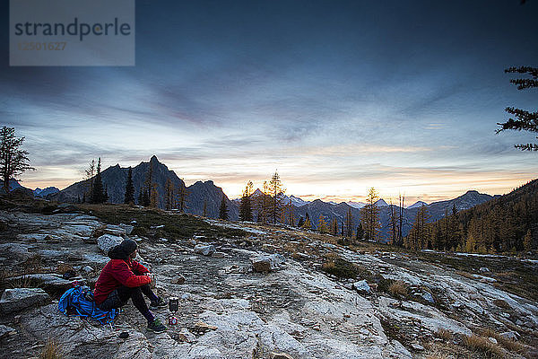 Ein Backcountry-Camper in der Pasayten Wilderness in den North Cascades in Washington.