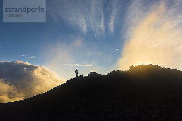 Silhouette von Mann stehend auf Pacaya Vulkan in Guatemala