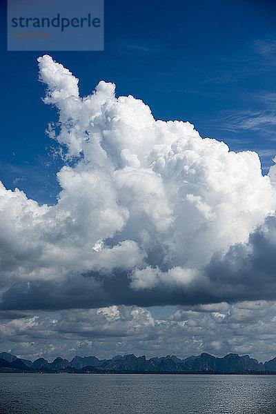 Große Kumulonimbuswolken schweben am 3. Mai 2015 über der Andamanensee im Süden Thailands.