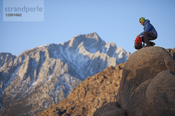 Erwachsener Mann beim Wandern in den Alabama Hills